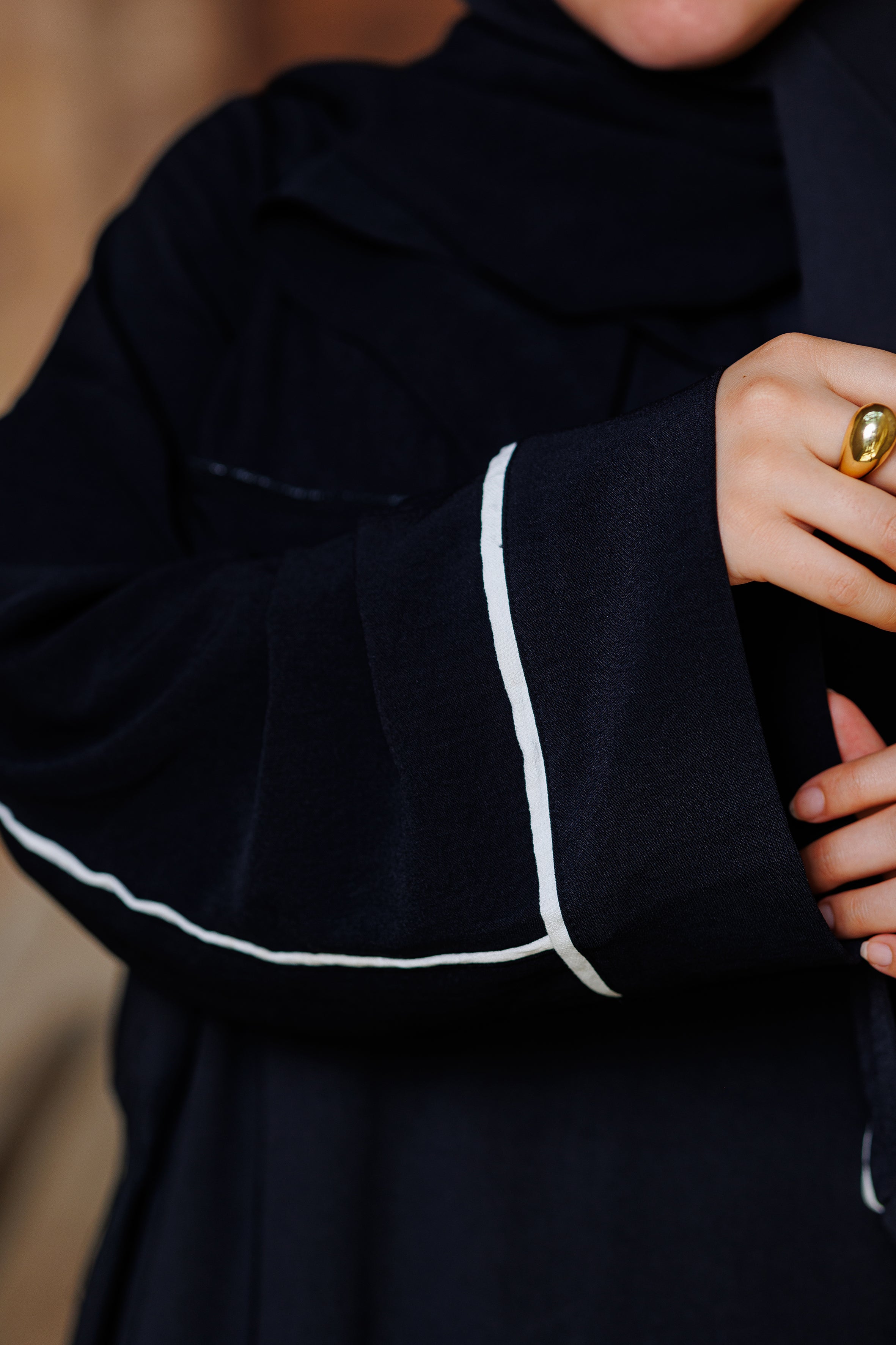 Black Isdal In Abaya White line